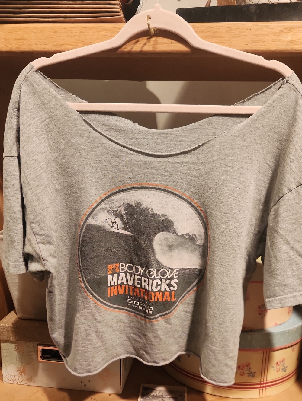 Body Glove Vintage Gray Graphic Crop Tee with 2000s Surf Competition Logo